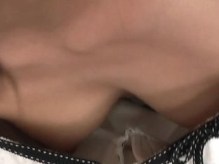 Downblouse Vid Of An Asian Chick Showing Her Boobs