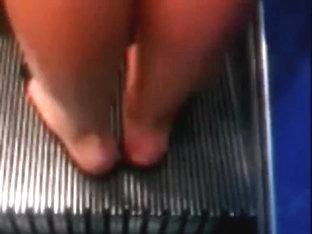 Feet On An Escalator - Rolltreppenfuesse