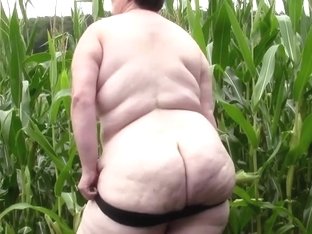 Large Chunky Mom Do This In A Cornfield