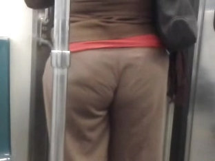 Un Rico Culito En El Metro
