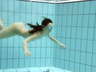 Underwatershow Video: Vera In The Pool