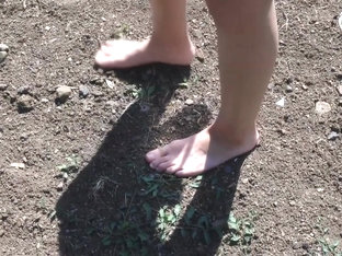 Free Premium Video Public Dirty Bare Feet In Park (flip Flops Public Foot Teasing Long Teos Petite Girl Feet Toes)