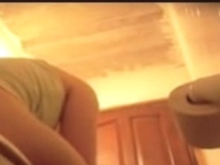 Girl Pissing On Toilet And Drying Out Her Nice Pussy