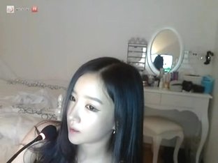 Sexy Asian Teen Exposes Her Assets