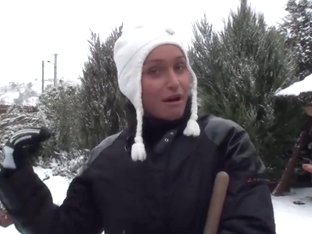 Babe Kathia Nobili Gets Filmed On Snow