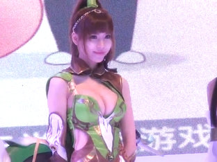 Fresh Japanese Cosplayers Give Downblouse View