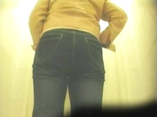 The Amateur Female Pissing On Toilet Has Hot Big Booty