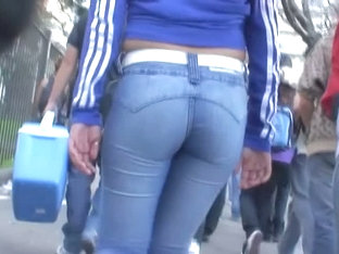 Lovely babe in tight jeans candid