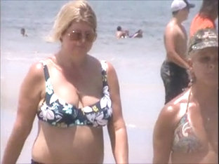 Candid Mature Jiggly Beach Tits 64